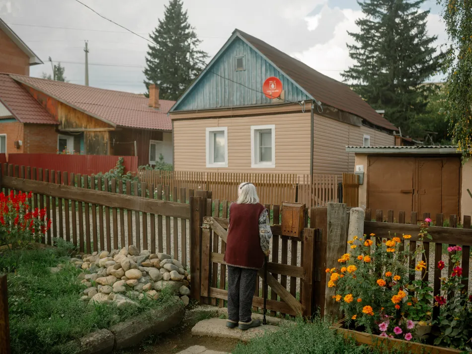 © Aliona Kardash, Die Großmutter steht vor dem Haus der Eltern, 2023 