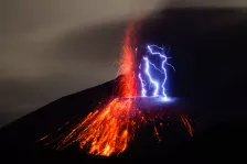 Schmutziges Gewitter am Sakurajima Vulkan, Japan