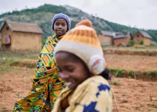 Madagaskar, südliches Hochland. Zwei Mädchen am Rande eines Dorfes. 