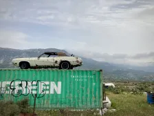 Kreta, entsorgter Oldtimer auf entsorgtem Container, Schrott in der Landschaft