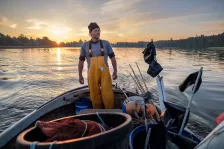 Matthias Nanz bei Sonnenaufgang im Mai auf der Fahrt zu seinen Reusen in der Großen Breite der Schlei. Matthias Nanz ist einer der letzten Berufsfischer an der Schlei. Die Fischerei war früher prägend für den Schleswiger Stadtteil Holm, in dem Matthias Nanz lebt.