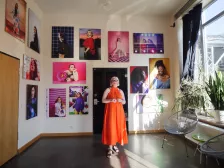 Katja Ruge in Ihrer Fotoausstellung für Initiative Musik in Berlin