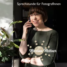 Frau Mettner spricht mit Fotografierenden