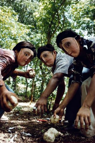 Youths practice throwing contact bombs in forest surrounding Monimbo, Nicaragua 1978 @ Susan Meiselas/Magnum Photos/Agentur Focus