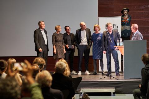 Verleihung des Dr. Erich Salomon-Preises.vlnr.: Verleihung des Dr. Erich Salomon-Preises am 25.9.2021 im Altonaer Museum in Hamburg. vlnr.: Hanns-Peter Frenzen (Vorstand DGPh), Prof. Dr. Anja Dauschek (Direktorin Altonaer Museum), Falk Friedrich (Leica Camera Deutschland GmbH), Peter-Matthias Gaede (Laudator), Anna Gripp (Vorstand DGPh), Hans-Jürgen Burkard (Preisträger), Ditmar Schädel (Vorsitzender des Vorstands DGPh) © Noah Bizer