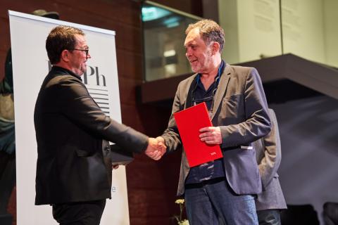 Übergabe des Preises. Falk Friedrich (Leica Camera Deutschland GmbH) ud Hans-Jürgen Burkard (Preisträger) © Noah Bizer