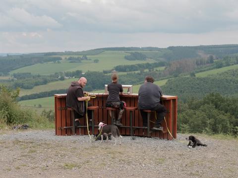 Entlang eines Wanderweges in Grevenstein. Waldtheke mit eigenem Kühlschrank / Definition von Glück © Magnus Terhorst _ 300 dpi