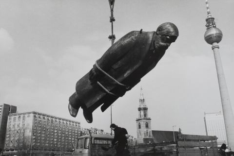 Der fliegende Engels © Sibylle Bergemann / Ostkreuz