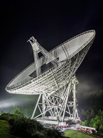 Nachtaufnahme des Radioteleskop Effelsberg. Mit 100m Durchmesser das größte Radioteleskop Deutschlands und das zweitgrößte der Welt.“ © Jannis Wiebusch, Preisträger 2017_72 dpi