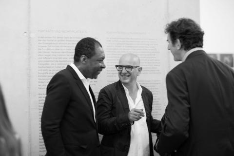 Während der Eröffnung von “The Order of Things" in Neu-Ulm, 2015. Okwui Enwezor, Artur Walther, Brian Wallis (v.l.n.r.). © Alexa von Arnim - 300 dpi