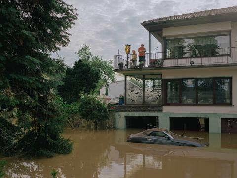 The Flood in Western Germany 2021, Menschen auf ihrem Balkon in einem Haus in Ahrweiler © DOCKS Collective - 300 dpi