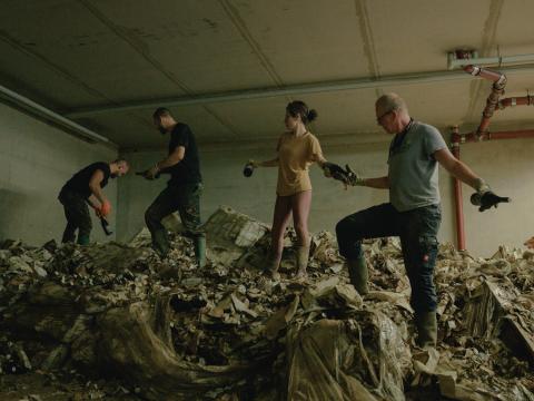 The Flood in Western Germany 2021. Freiwillige Helfer bei der sogenannten "Flaschenrettung" in einem Ladenlokal der Weinbau-Kooperative Mayschoss, 7.8.2021© DOCKS Collective - 72 dpi