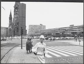 F.C. Gundlach; „Die Weitwinkel-Perspektive“, Biggi in einemKostüm von Uli Richter, Berlin / U-Bahn Ernst-Reuter-Platz,Berlin 1963