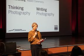 Verleihung der Preise Thinking Photography und Writing Photography im Goethe-Institut Paris am 14.11.2025, Dr. Miriam Zlobinski, Mitglied des Vorstands der Sektion Geschichte und Archive © Eva Bodemer