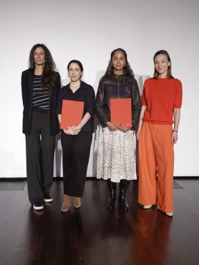 Verleihung der Preise Thinking Photography und Writing Photography im Goethe-Institut Paris am 14.11.2025, Talk Lucia Halder und Dzifa Peters © Eva Bodemer