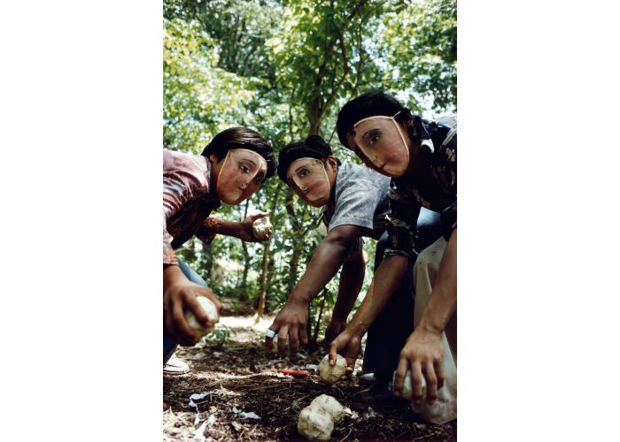 Youth practice throwing contct bombs in forrest surrounding Monimbi, Nicaragua_1978 © Susan Meiselas/Magnum Photos/Agentur Focus