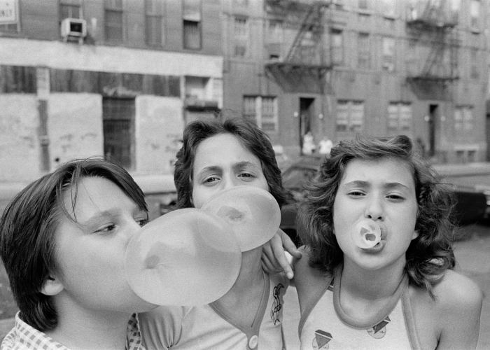 Carol, JoJo and Lisa hanging out on Broome Street, Little Italy, New York City_1976 © Susan Meiselas/Magnum Photos/Agentur Focus