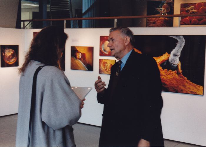 Nilsson in seiner Ausstellung anlässlich des Kulturpreises im Foyer des Verlagshauses Gruner + Jahr, Hamburg