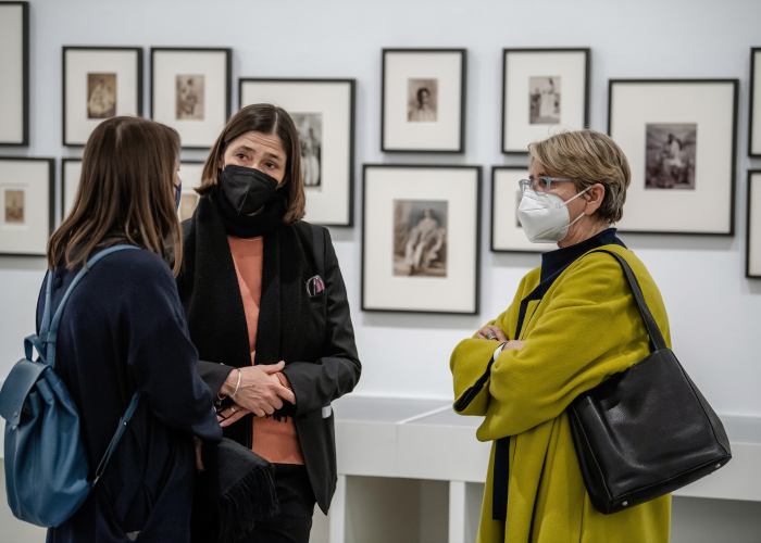 Verleihung des Kulturpreises in der Kunstsammlung NRW, K21, am 8.4.2022. Anne-Marie Beckmann, Prof. Dr. S. Gaensheimer, Prof. Ute Eskildsen © Andreas Endermann