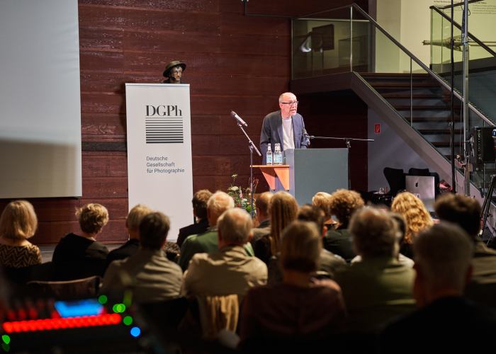 Verleihung des Dr. Erich Salomon-Preises am 25.9.2021 im Altonaer Museum in Hamburg, Laudation Peter-Matthias Gaede. © Noah Bizer