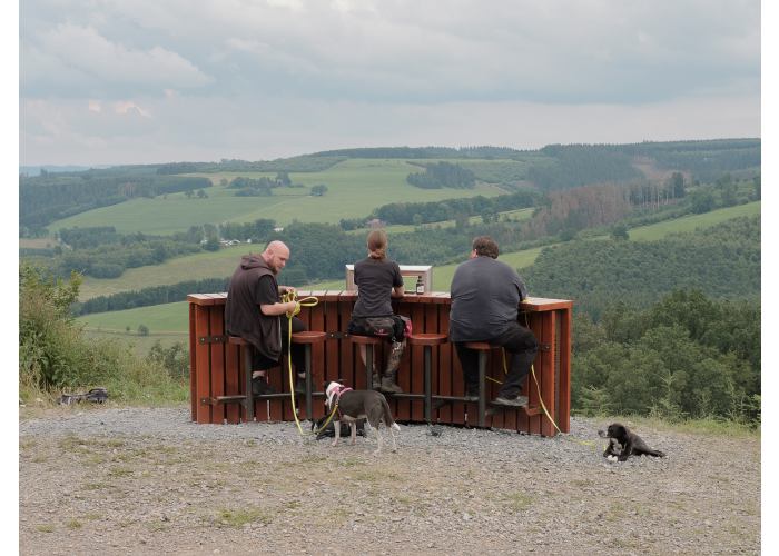 Entlang eines Wanderweges in Grevenstein. Waldtheke mit eigenem Kühlschrank / Definition von Glück © Magnus Terhorst 