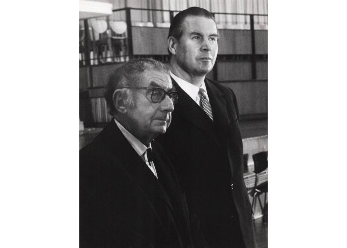 Kulturpreisverleihung am Abend des 30. September 1966 im Großen Saal des Gürzenichs, Man Ray (links) und Dr. Gerhard Schröder