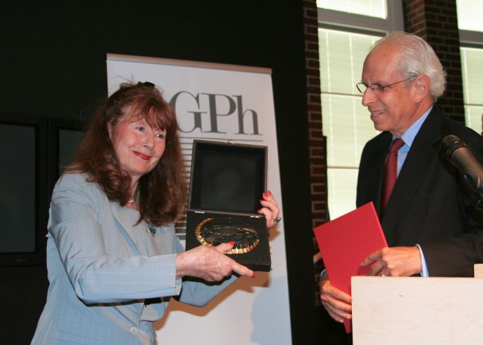 Preisverleihung, Übergabe durch Renate Gruber, Foto: Klaus Czerwinski