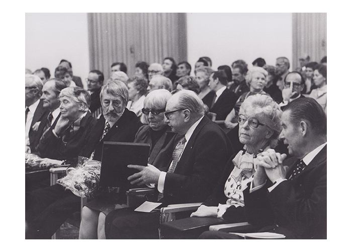 Impressionen von der Kulturpreisverleihung 1976, v.r.n.l.: Gerhard Schröder, Regina Relang, Bruno Uhl, Liselotte Strelow, L. Fritz Gruber, Rosemarie Clausen; Foto: Helmut Jüliger
