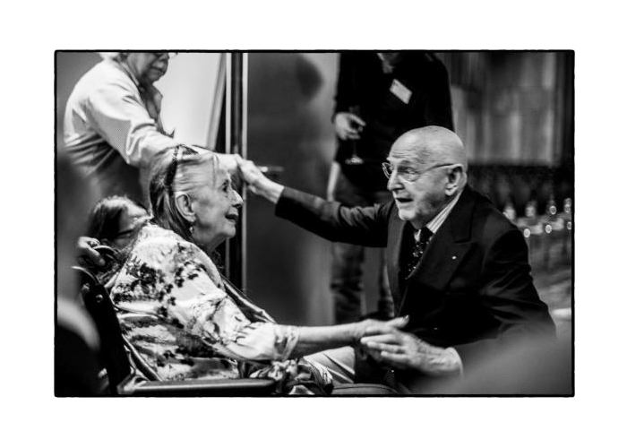 Preisverleihung, Renate Gruber (l.) im Gespräch mit Duane Michals, Foto: Rüdiger Glatz