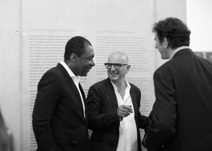 Während der Eröffnung von “The Order of Things" in Neu-Ulm, 2015. Okwui Enwezor, Artur Walther, Brian Wallis (v.l.n.r.). © Alexa von Arnim 