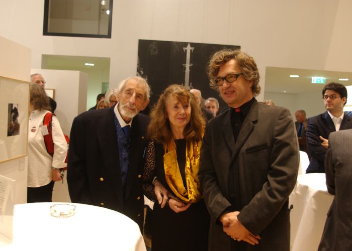 Kulturpreisverleihung am 22.10.2003 in Berlin, v.l.: L. Fritz Gruber, Renate Gruber, Wim Wenders (© Michael Ebert)