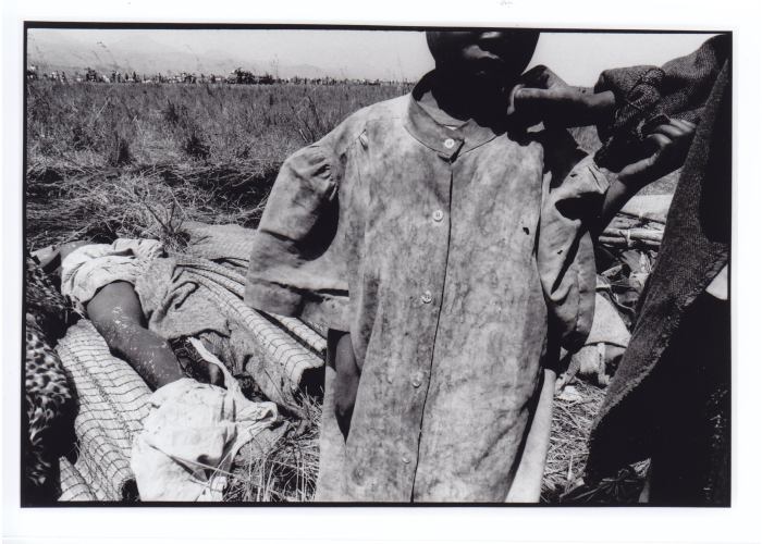 Gilles Peress, Fotografie aus der Ausstellung "The Silence (Kriegsbilder aus Ruanda)", 15.10.-19.11.95 sowie aus der Publikation "The Silence", Scalo Verlag, Zürich 1994