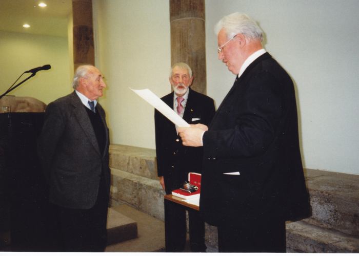 Preisverleihung 1997, v.l.n.r.: Peter Hunter, DGPh-Ehrenpräsident L. Fritz Gruber, DGPh-Präsident Karl Steinorth