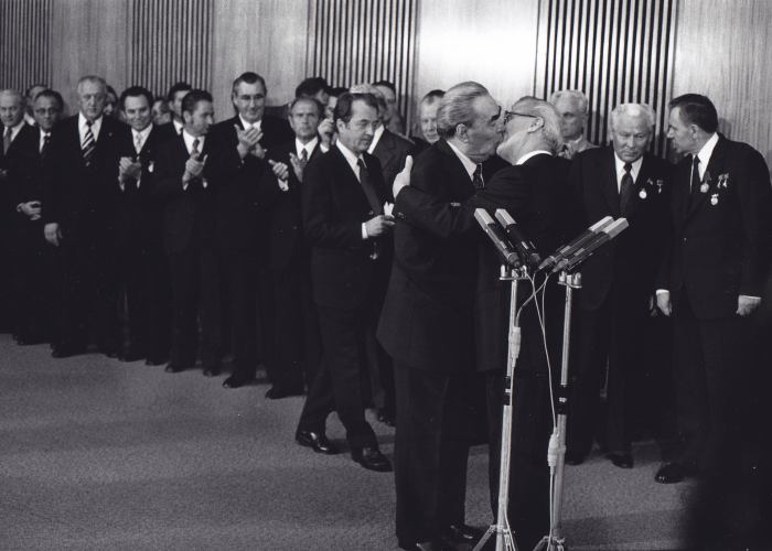 © Barbara Klemm, Leonid Breschnew und Erich Honecker, Ost-Berlin 1979