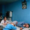 Foto: Anthony Haughey. Mother and Children with Bible and Gun at Home © Anthony Haughey