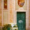 Eine kirchlich bemalte Ape vor dem Portal einer italienischen Kirche eines kleines Bergdorfs
