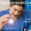 Pflegekraft beugt ich über ein patientenbett, um mit einer Taschenlampe den Augenreflex zu prüfen