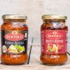 zwei Gläser vom selben Pesto (Bertolli Pesto Rosso) mit unterschiedlichen Etiketten
