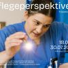 Pflegefachperson, die bei einem Patienten mit einer Taschenlampe die Reflexe der Augen testet 