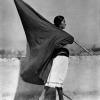 Tina Modotti, Frau mit Fahne, 1928 © Tina Modotti, Leihgeber: Reinhard Schultz (Galerie Bilderwelt)