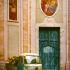 Eine kirchlich bemalte Ape vor dem Portal einer italienischen Kirche eines kleines Bergdorfs