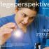 Eine Pflegekraft testet den Augenreflex eines Patienten mit einer Taschenlampe