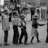 Der Anachronistische Zug war ein politisches Straßentheater, das auf dem 1947 entstandenen gleichnamigen Gedicht von Bertolt Brecht basierte. Der Straßentheaterzug formierte sich 1980 in München als Protest gegen den damaligen Kanzlerkandidaten der CDU/CSU, Franz Josef Strauß, und präsentierte sich in mehreren deutschen Städten. Im September 1980 erreichte der Zug den Rathausmarkt in Kiel, wo dieses Szenenfoto entstand. © Holger Rüdel