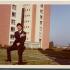 Onur Dülger vor dem Ford-Arbeiterwohnheim am Tag seiner Trauung Köln-Buchheim, Gronauer Straße, 23.12.1965 „Ein Mitbewohner im Heim hat fotografiert und dann die Fotos für 50 Pfenning verkauft. An dem Tag war ich so glücklich, weil Monika und ich es endlich geschafft haben, eine notarielle Erlaubnis zu bekommen, um heiraten zu dürfen. Auf dem Weg zum Rathaus habe ich diesem Fotografen gesagt: ‚Mach schnell ein Foto, ich muss weg.‘“ (Onur Dülger) © Onur Dülger/DOMiD-Archiv, Köln